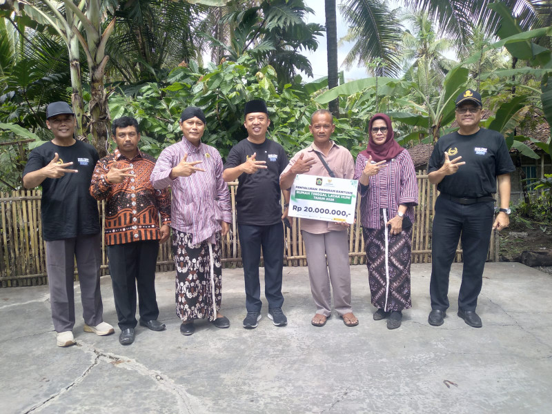 Foto bersama Penerima RTLH, Dukuh, Lurah Sukoreno, Panewu Sentolo, Asisten Pemerintahan Kesejahteraan Rakyat Sekda KP, Kadin Kominfo KP dan Wakil Bupati KP