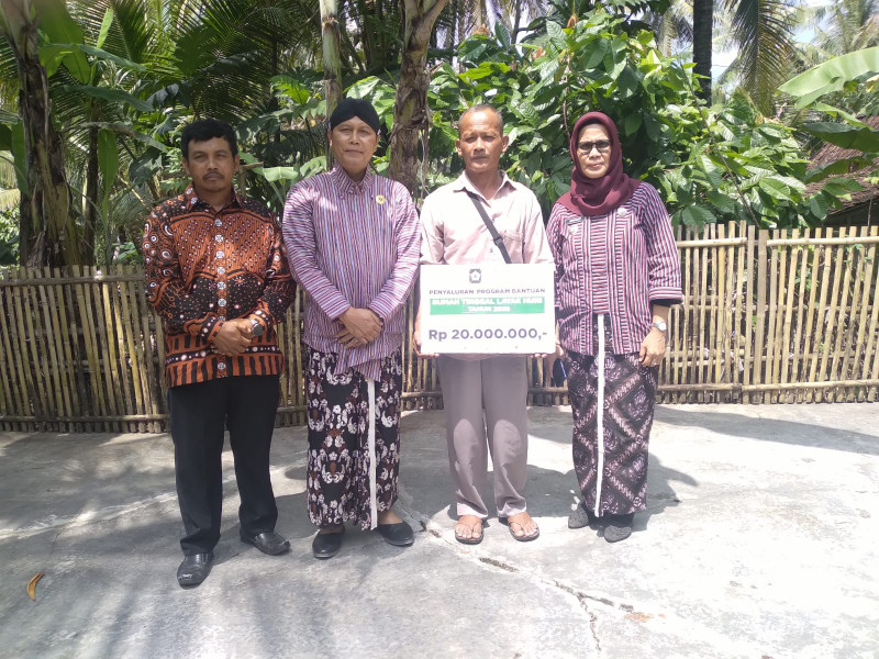 Foto bersama Penerima RTLH, Dukuh, Lurah Sukoreno  dan Panewu Sentolo