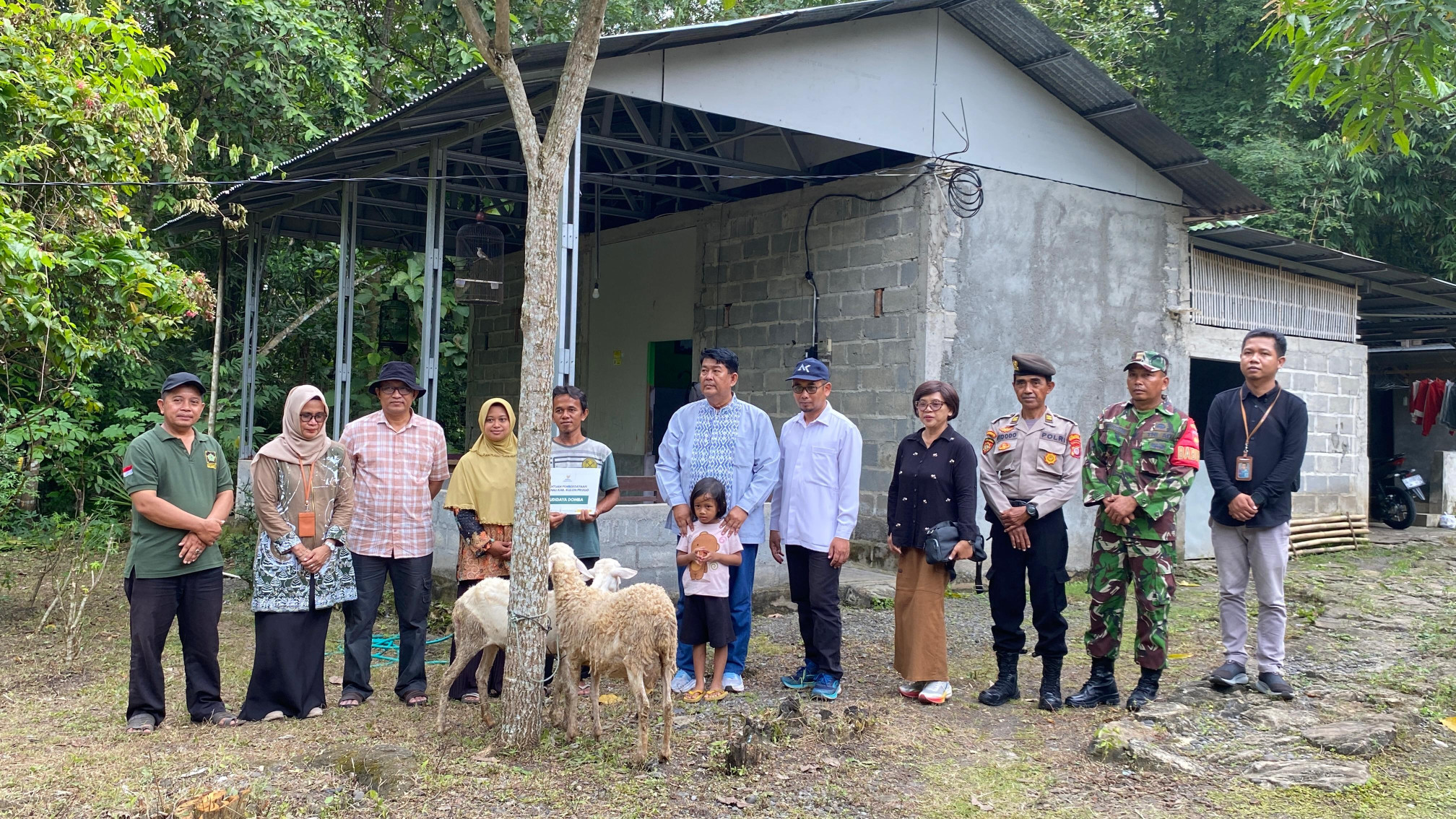 Penyerahan Bantuan Kambing oleh Bupati KP